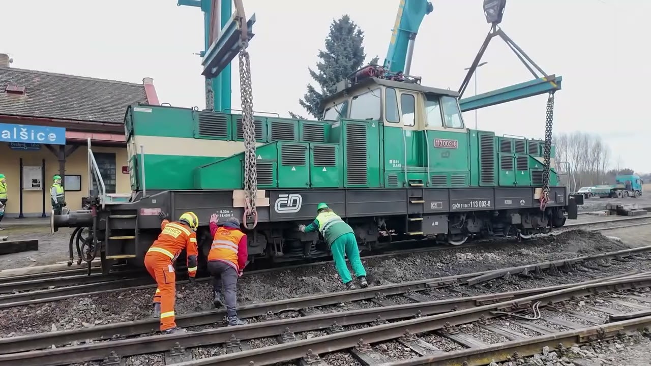 Vyproštění vykolejené lokomotivy v Malšicích