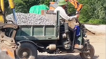 Máy xúc lật, máy xúc đào múc vật liệu xây dựng lên công nông ba bánh