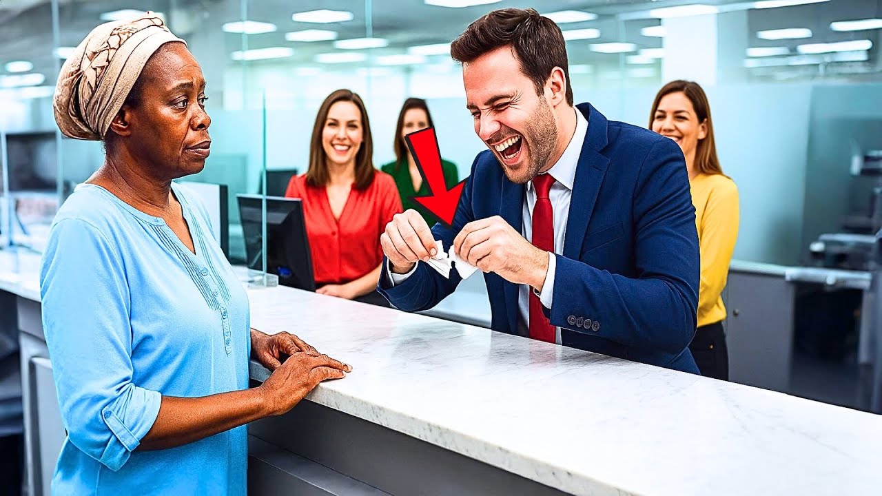 EL GERENTE DEL BANCO SE BURLA DE LA MUJER SENCILLA Y ROMPE SU CHEQUE... SIN SABER ELLA ES LA DUEÑA