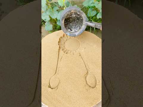 فني صناعات يصب المعدن المنصهر على الرمال شوف النتيجة   