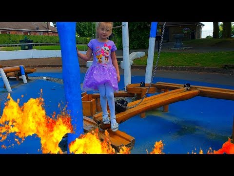 Эльвира и братик ИГРАЮТ В ИГРУ ПОЛ ЭТО ЛАВА НА ПЛОЩАДКЕ ДЛЯ ДЕТЕЙ