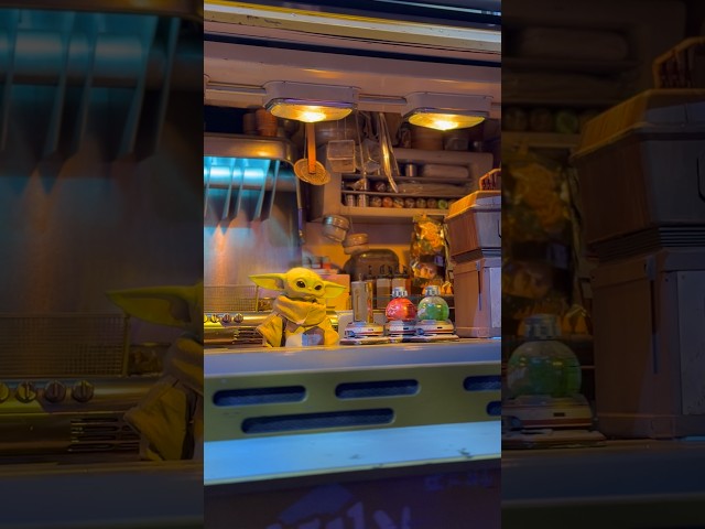 I met the cutest bartender in the galaxy at D23! 😍 We need this in Disneyland, right?? 💫