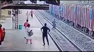 আজক সকল বলচক রল সটশন এ রলকরম সতশ কমর যখন রললইন এর থক একজন ভকষকক রকষ করলন