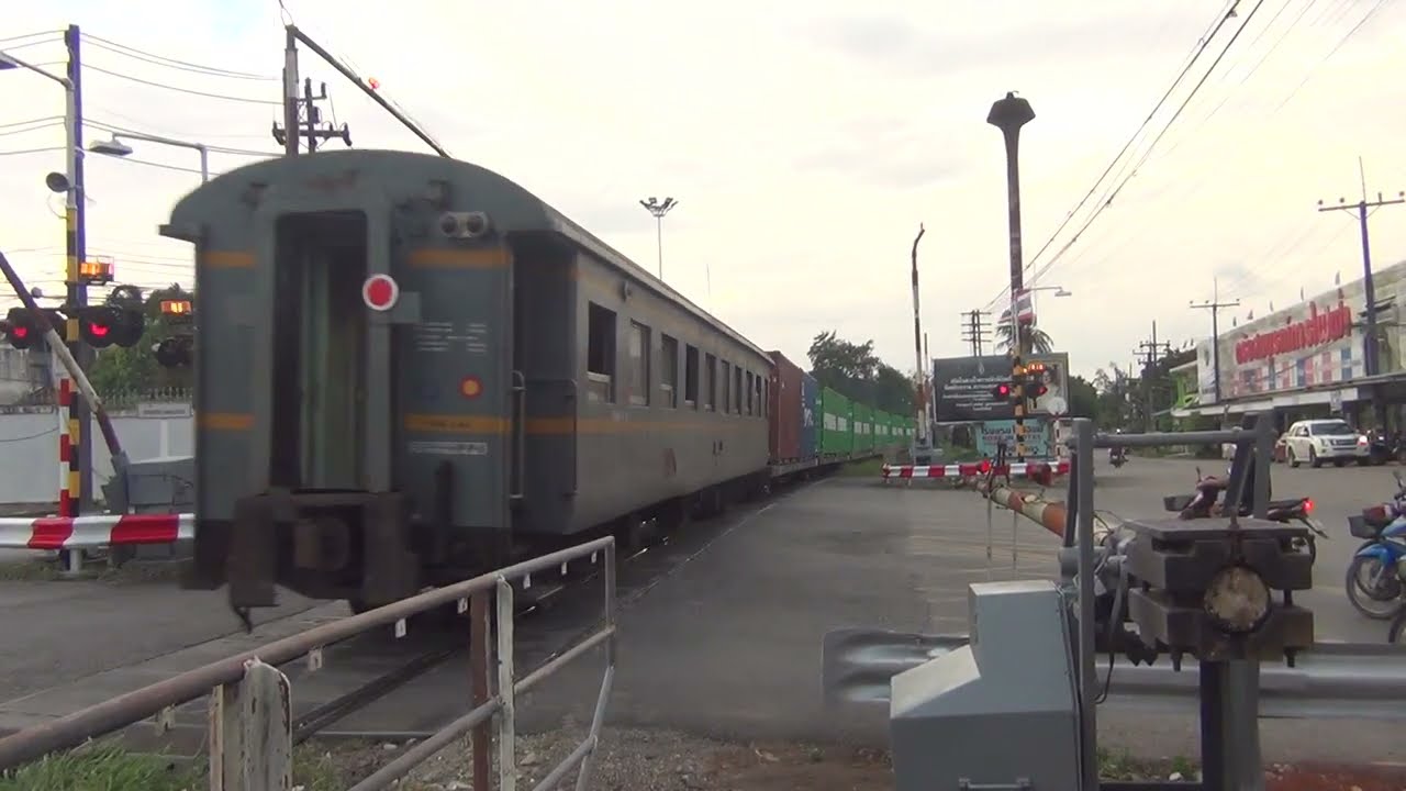 ขบวนรถสินค้าที่798 กันตัง - ชุมทางทุ่งสง วิ่งผ่านจุดตัดถนนท่ากลาง