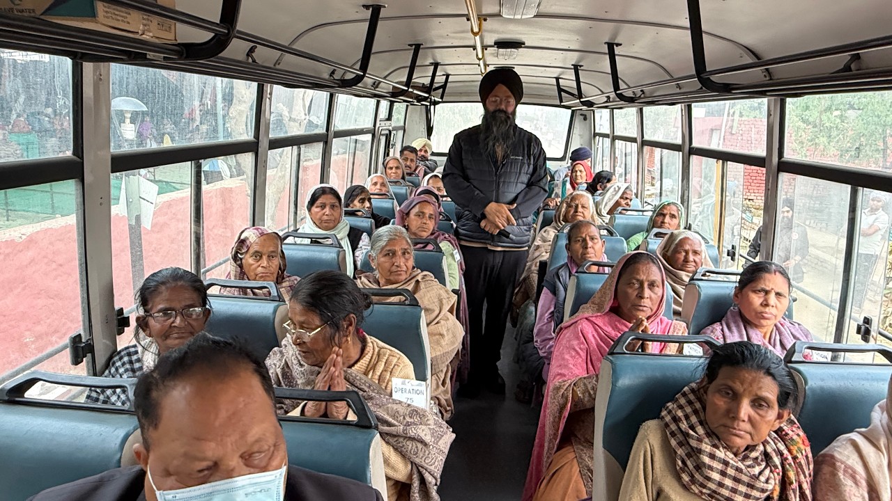 ⁣ਸੁਪਨਿਆਂ ਦੇ ਘਰ ਲੱਗੇ ਅੱਖਾਂ ਦੇ ਕੈਂਪ ਵਿੱਚ ਮਾਹਰ ਡਾਕਟਰਾਂ ਨੇ ਕੀਤਾ ਮਰੀਜ਼ਾਂ ਦਾ ਚੈਕਅੱਪ