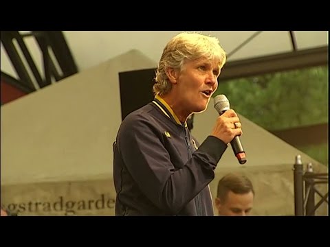 Pia Sundhage sjunger för fansen i Kungsträdgården - TV4 Sport