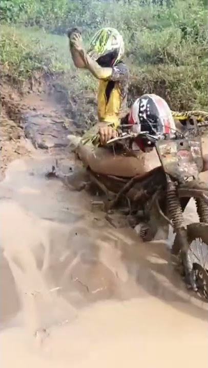 Motor terjebak lumpur