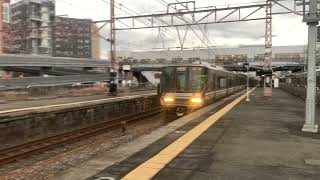 JR西日本，經由京都線/琵琶湖線/北陸線開往金沢的683系0番台六輛一組+683系2000番台三輛一組雷鳥(サンダーバード)特急列車，交會開往姬路的223系2000番台八輛一組快速列車通過東淀川站