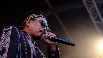 Chaken Supusepa zingt de klassieker Poco-poco op Kwaku Festival