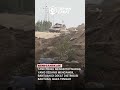 TANK ISRAEL TENGAH MENGINTAI WARGA YANG SEDANG MENGAMBIL BANTUAN
