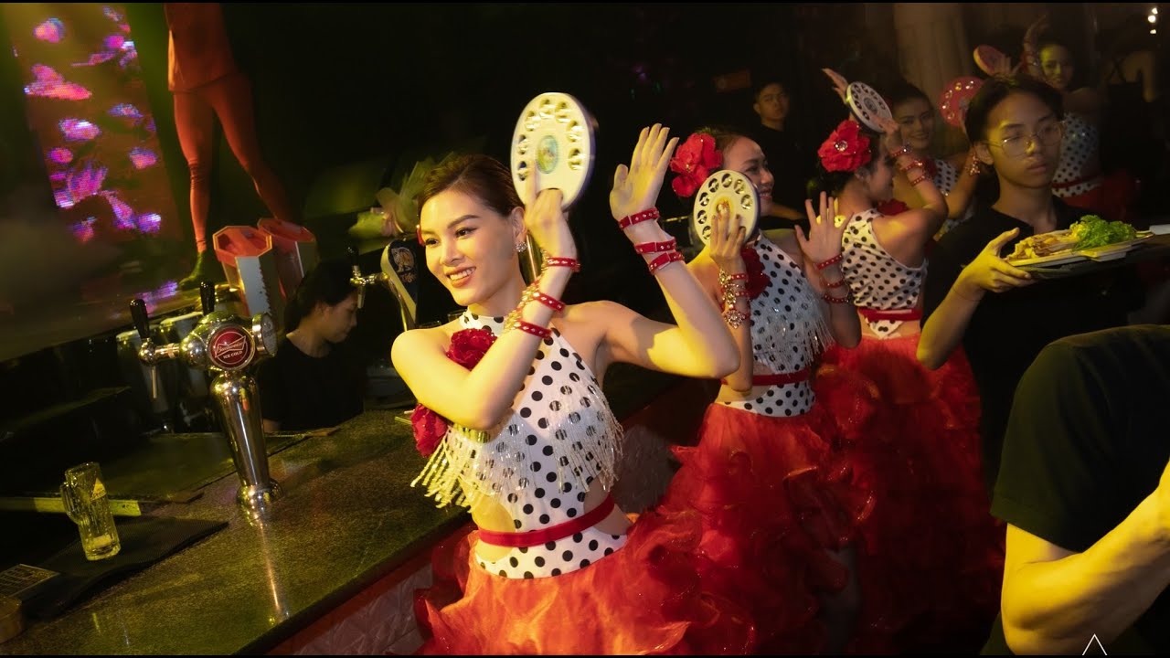 quán bia tươi ở hà nội Update 2022 Quán Bia đẳng cấp bậc nhất Hà Nội có gì? Uống Beer tươi, đồ ăn ngon, gái đẹp và Nghệ Thuật