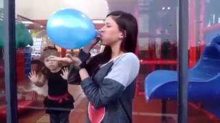 Słodka Dziewczyna Dmucha Balona Do Pęknięcia