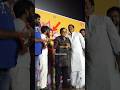 రాజేంద్రప్రసాద్ డైరెక్టర్ బుచ్చి బాబు ను ఎలా గిచ్చుతున్నాడో చూడండి #rajendraprasad #buchibabu #peddi