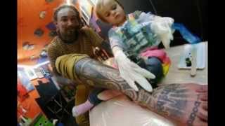 タトゥーを入れる少女。小さなタトゥーアーティスト。