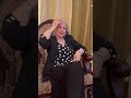 سیمین قدیری خواننده پیشکسوت ایران در حال زمزمه ترانه قدیمی یک گل ده گل خود