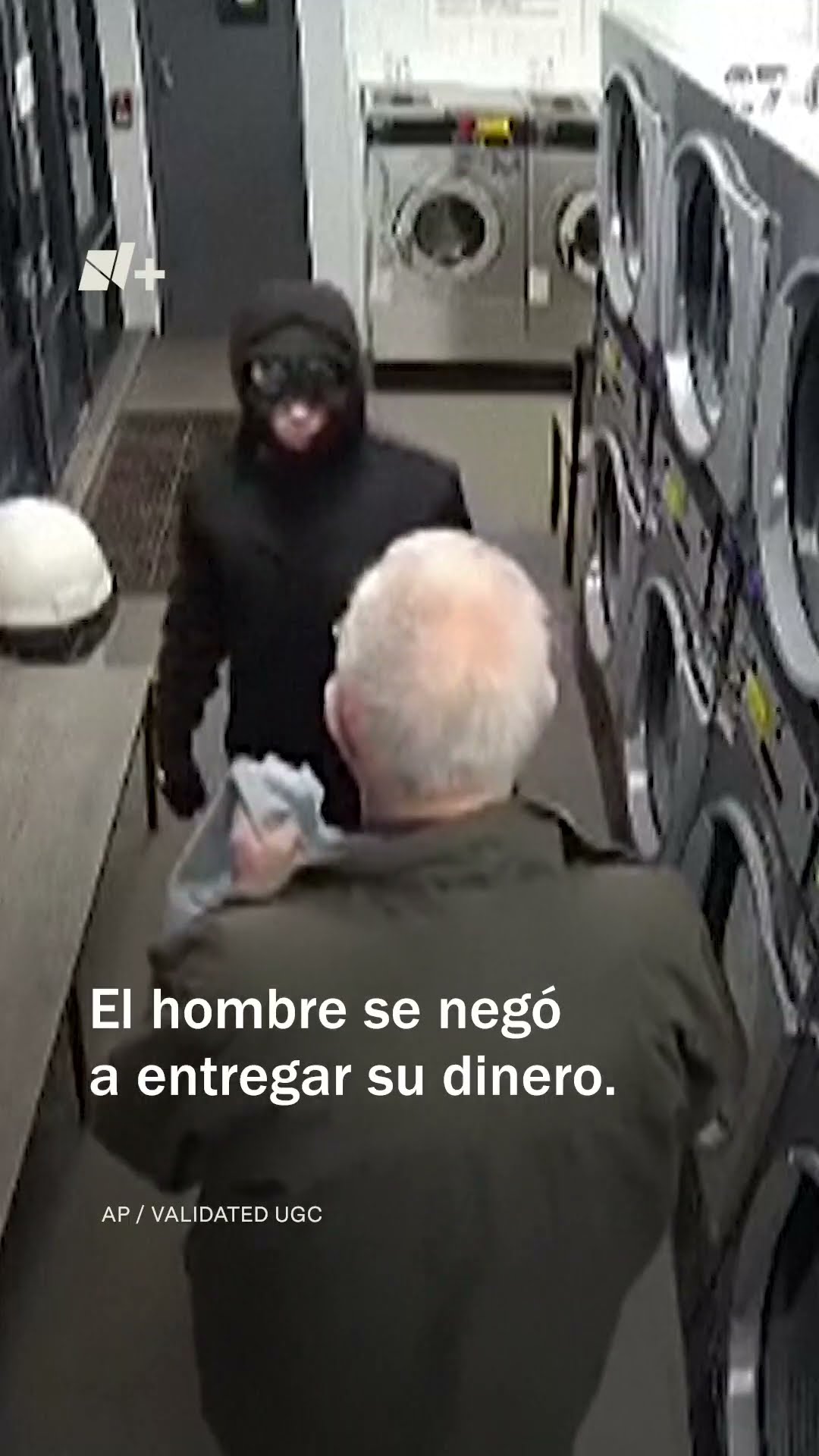 Adulto Mayor derrota a ladrón usando unos pantalones como arma - N+ #shorts