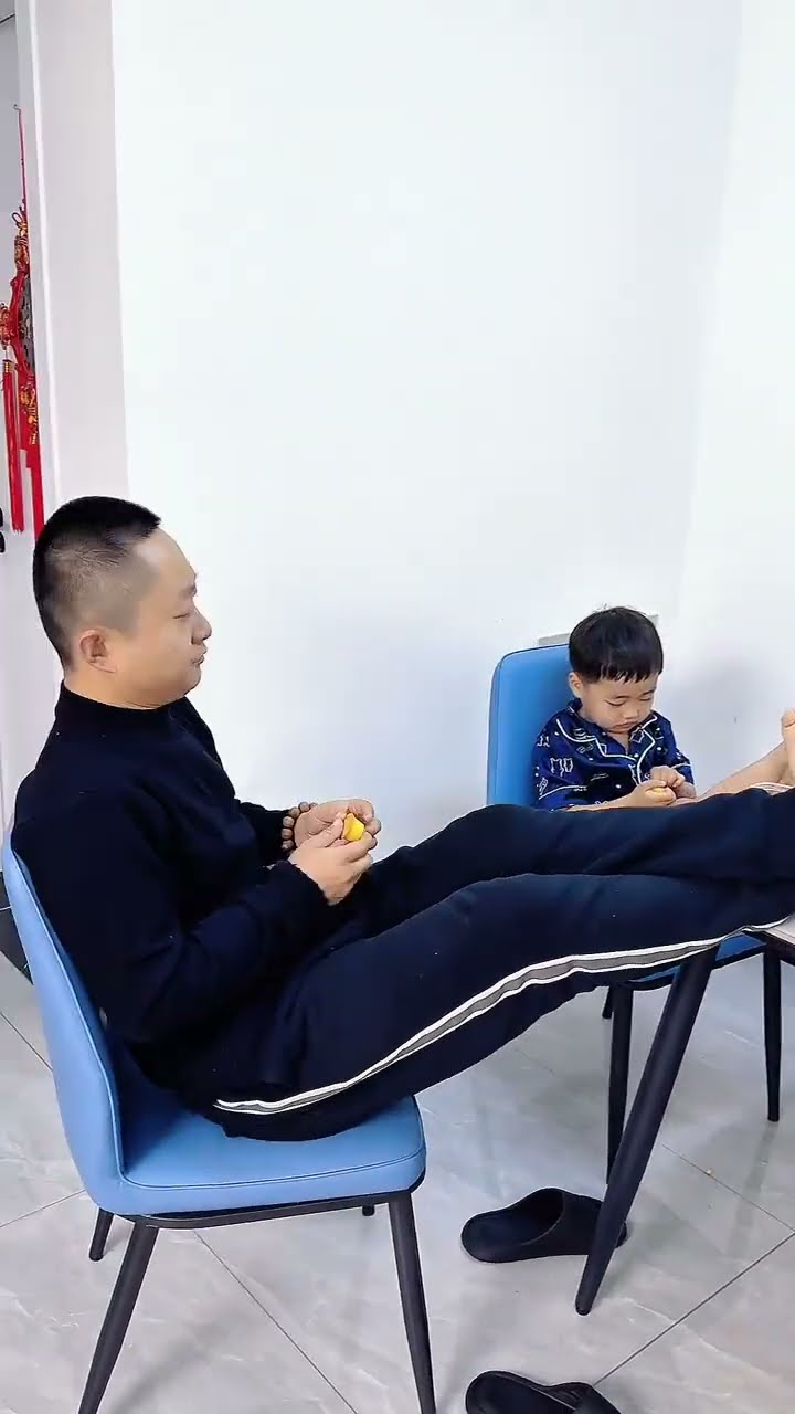 儿子不讲卫生，还是爸爸有办法！#Cute baby#Cute#呆萌小米宝#聪明宝宝#萌娃#整蛊#测试