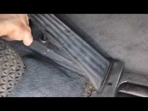 Снятие педали газа БМВ.// Removal of a pedal of gas BMW