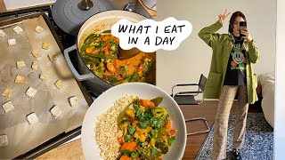 what I eat in a day! loaded kale salad + thai curry