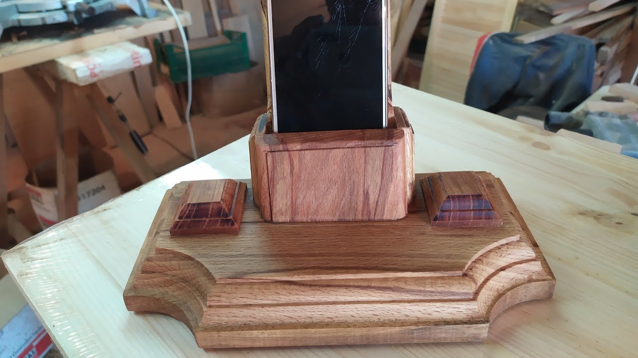 Подставка для телефона из дерева.