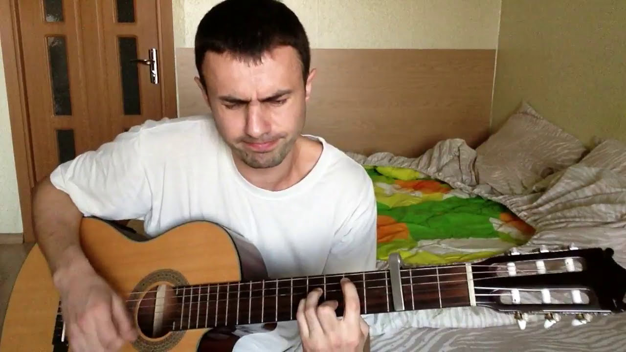 «женщина с гитарой» 1930 лебедев. парень поет с акцентом. парень с гитарой и девочка. мужик поет песню под гитару. ратмир александров.