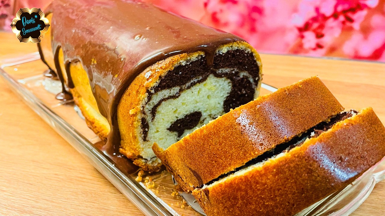 Rührkuchen mit cremiger Schokosoße
