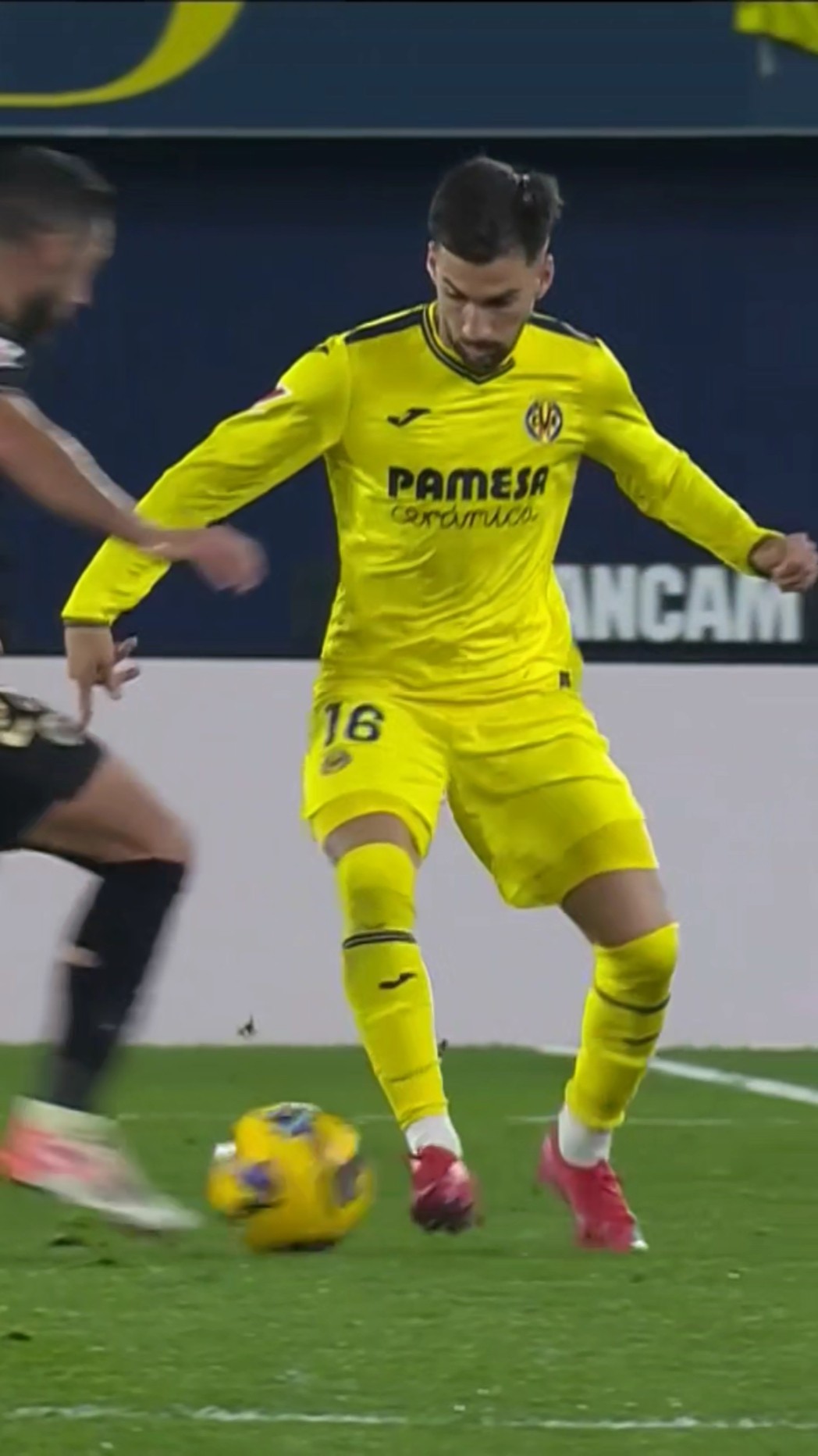 ÁLEX BAENA nutmegs ?