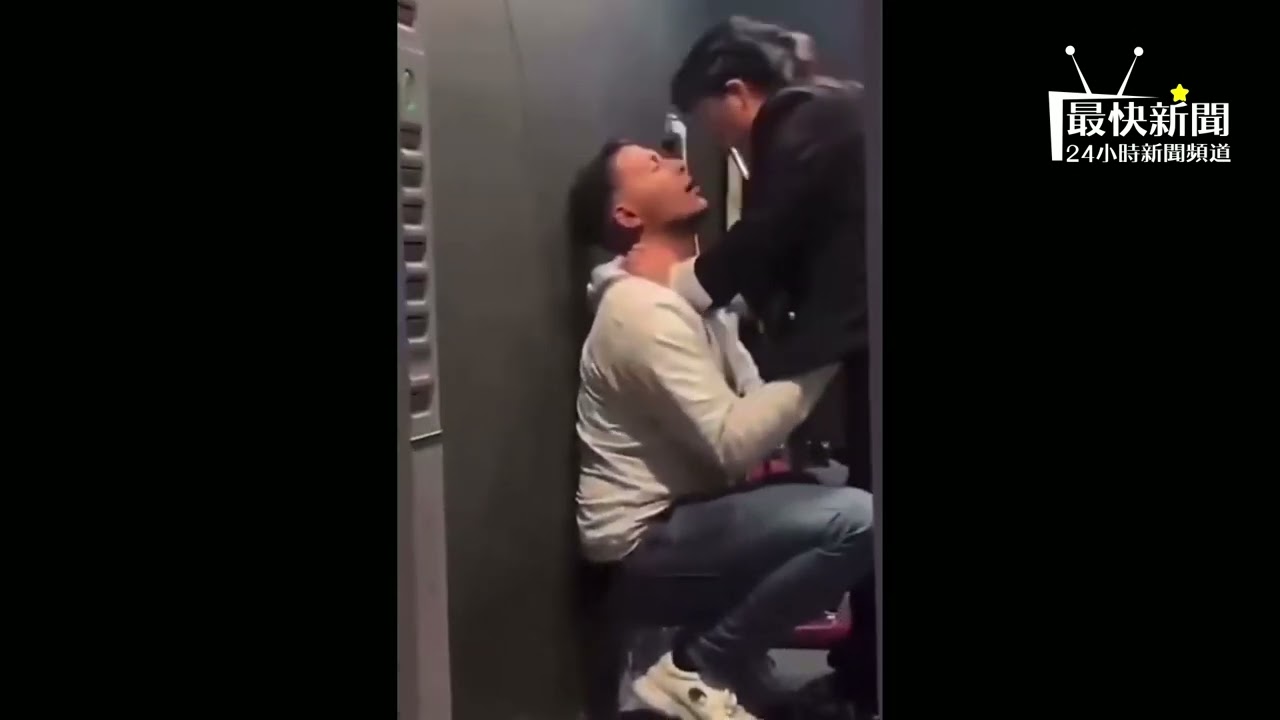 【有片】內地酒吧驚現真實霸道總裁？醉漢蹲地強吻保潔阿姨，阿姨謎之微笑成焦點，全網瘋傳結局大猜想！#最快新聞