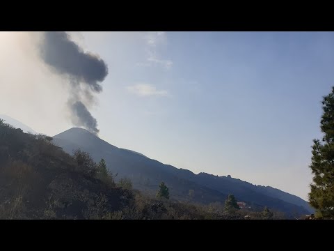 El volcán de la isla de La Palma vuelve a emitir lava y cenizas