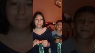 abriendo pastelitos sorpresa