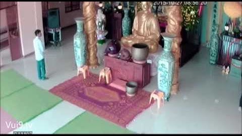 Nhóm trộm dùng sợi thép móc tiền công đức trong chùa