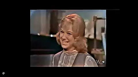 Janet Lennon celebrates 18th birthday live at Lawr...