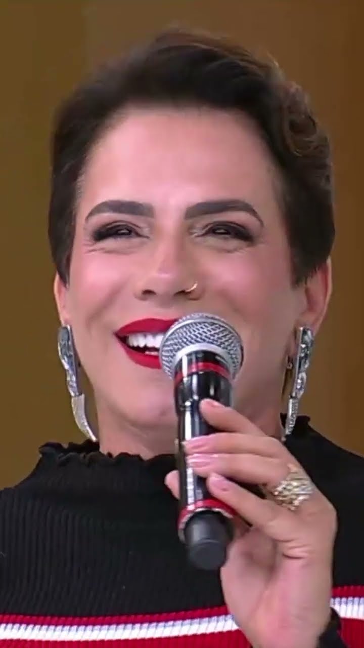 “Até hoje o pessoal leva a revista para autografar”, diz Débora Rodrigues sobre “nu artístico”