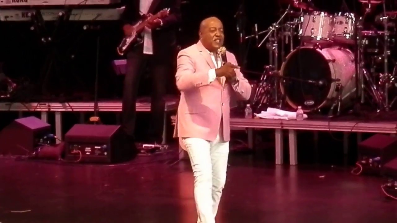 'The Legendary' Peabo Bryson - "Reaching For The Sky" Clip (LIVE) - YouTube