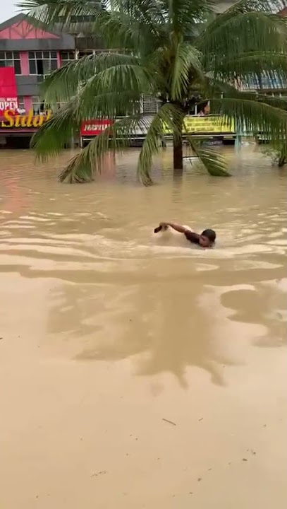 salah seorang warga Indonesia menyelamatkan diri saat banjir di Malaysia #shorts #banjirmalaysia
