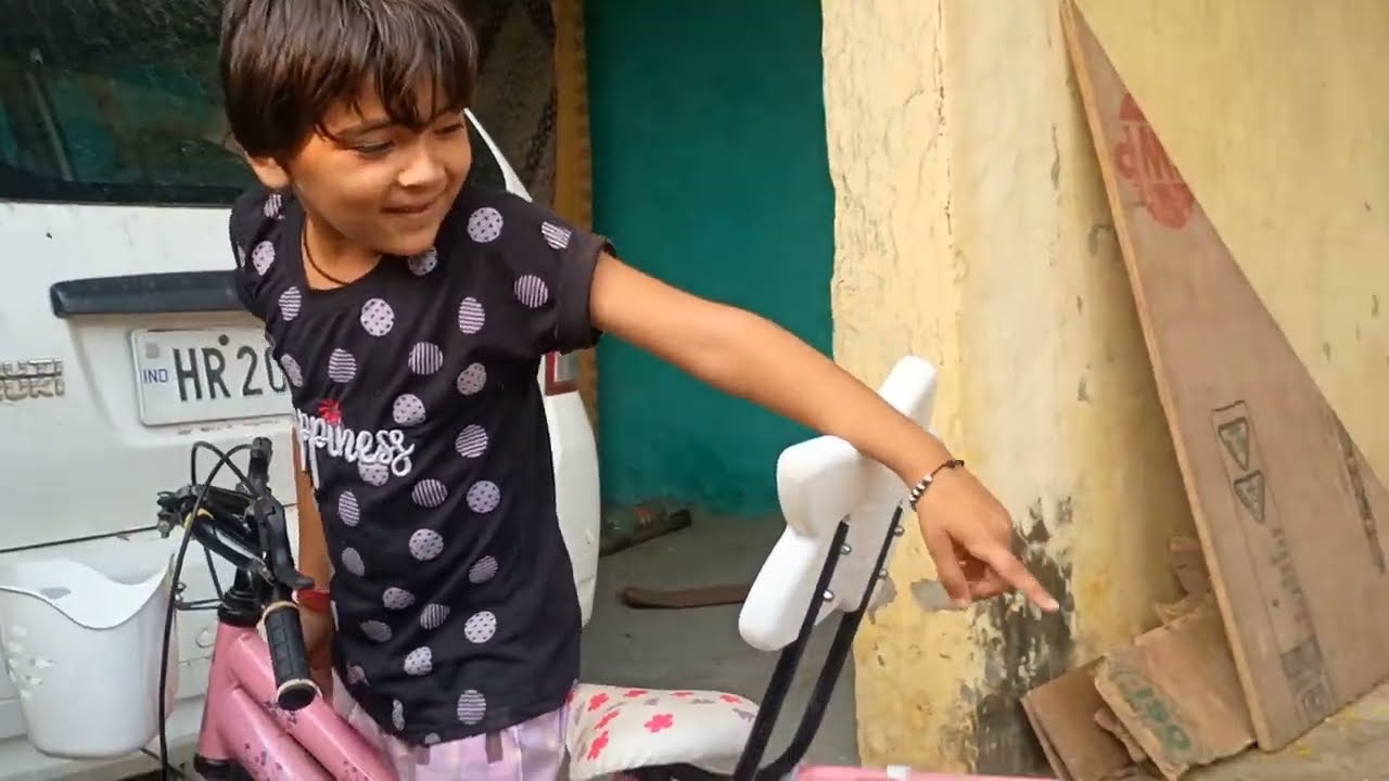 पूर्वी के  मौसी और मामा घर आए ओर उसके लिए गिफ्ट लाए 