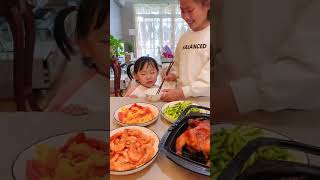 Thumbnail for 嘟嘟拿獎狀回家,姐姐都變得溫柔了,隨叫隨到家庭地位飆升!#嘟嘟小可耐#萌娃日常#二胎生活#嘟嘟的卑微生活 #萌娃搞笑視頻 #二胎 #爸爸帶娃