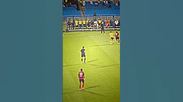 يا خلاص الصور يا شراي الملاعب شعرك فوقي تونه يطشر ما بين العيون ترى عيونك ترى 