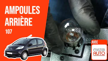 Comment changer une ampoule feu arrière Peugeot 107 ?