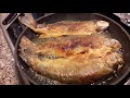 ЖАРЕНАЯ ФОРЕЛЬ ,КАРТОФЕЛЬНЫЕ ЧИПСЫ И ЧЕСНОЧНЫЙ СОУС .ЭТО ОЧЕНЬ ВКУСНО.