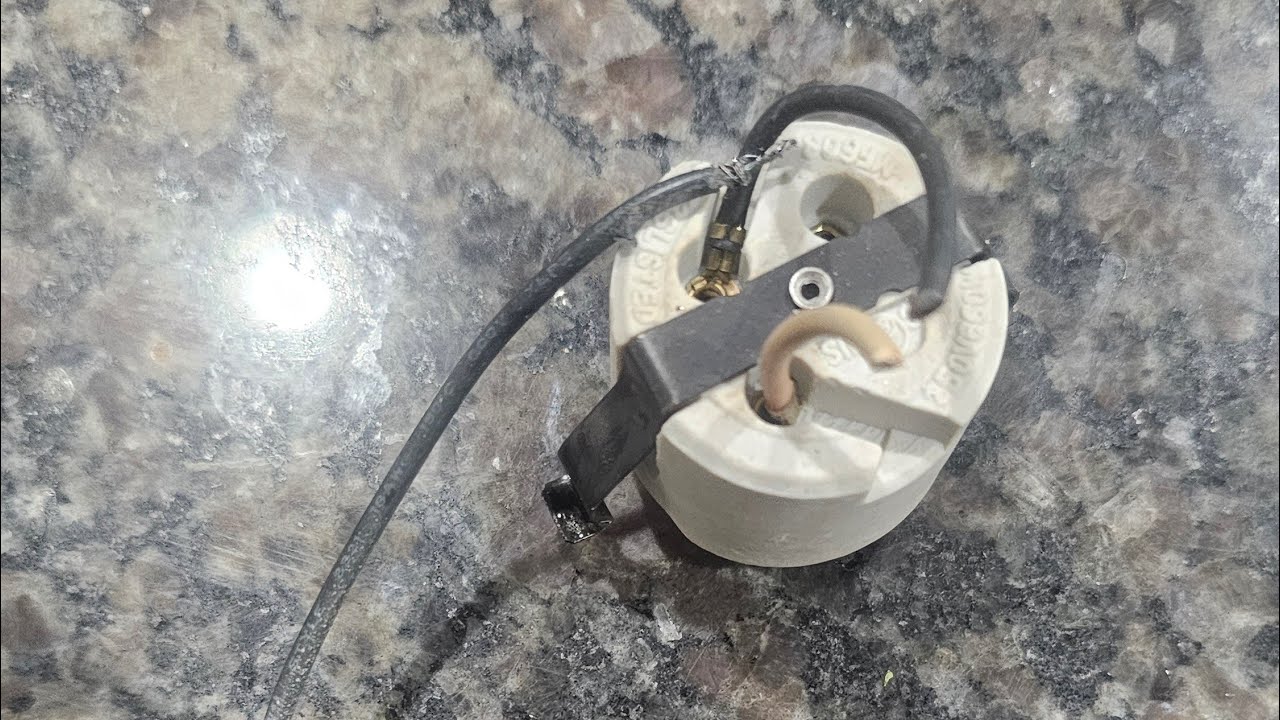 Ремонт патрона для лампочки встраиваемого светильника.