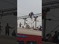 मनमाड का 'हाई-वोल्टेज' ड्रामा: 25 हजार वोल्ट के पोल पर चढ़ा युवक, रुकी ट्रेनों की रफ्तार!