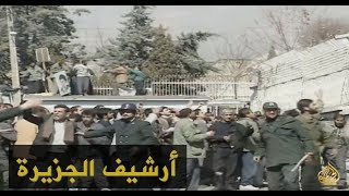 عراقيون يقتحمون سفارة بلادهم بطهران تنديدا باغتيال الصدر 1999/2/23