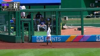 COL@PIT: McCutchen makes a great catch near the wall