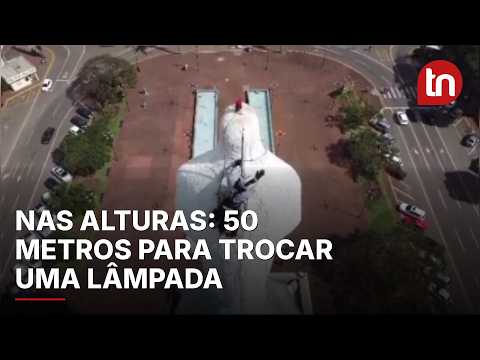 Trocar lâmpada da Catedral de Apucarana exige trabalho a 50 metros