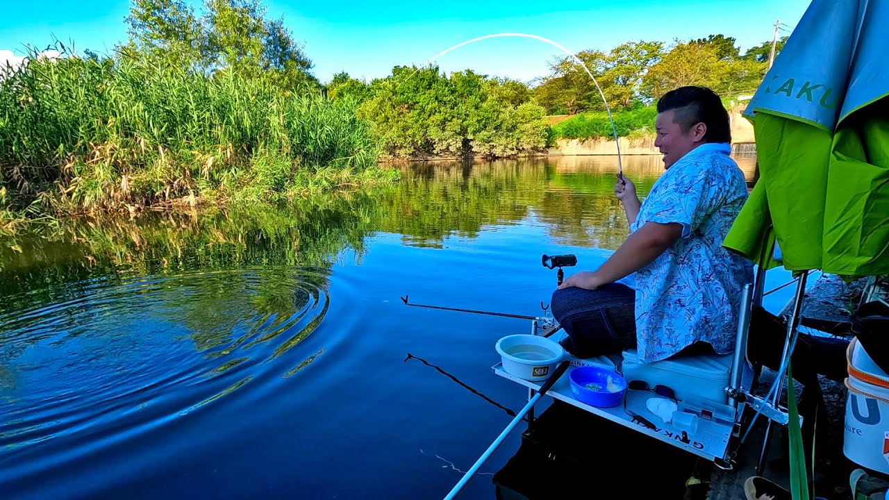 誰も来ない場所で一人ポツンと草むらに紛れ込んで釣りをする