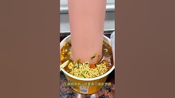 Hộp mì tôm với cái xúc xích rất to