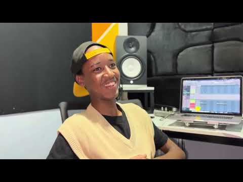 Twageze muri Studio ahahoze hakorera Producer Element tuhasanga umwana uteye ubwoba.