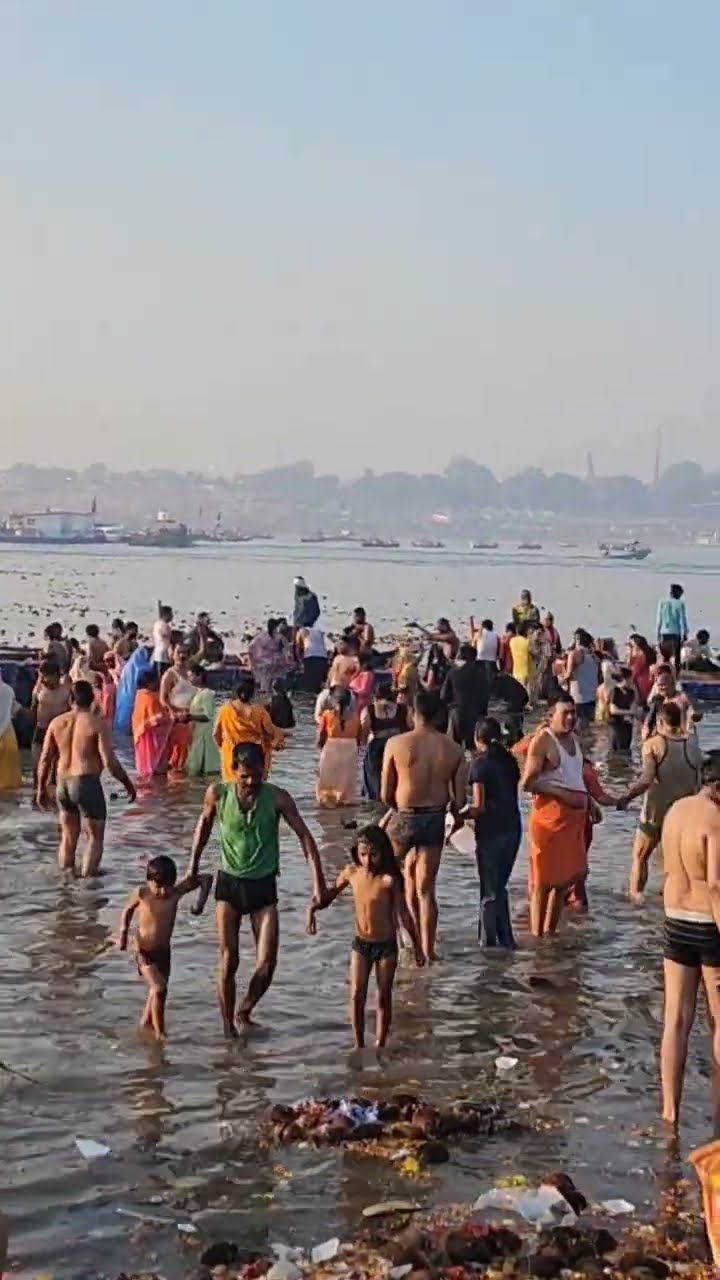 गंगा-यमुना सरस्वती के संगम नोज़ का दिव्य दृश्य! बस देखने का सौभाग्य मिला हम नहा क्यों ना पाए?