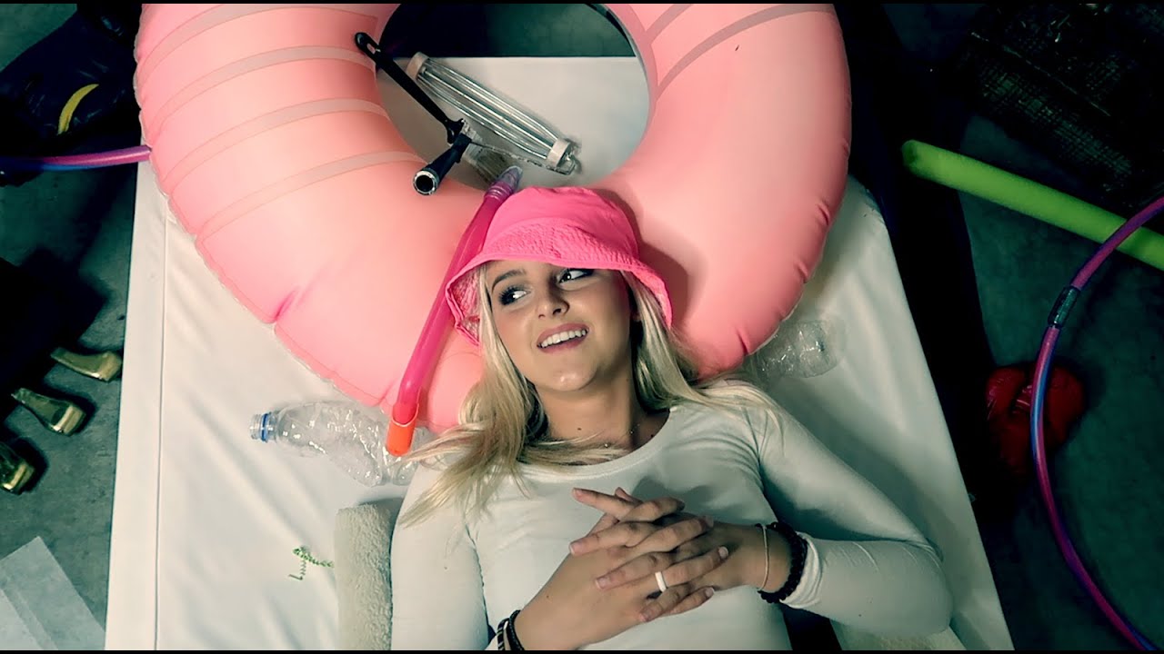 Evie Clair - Trash adlı videoyu YouTube'da izle Evie Clair - Trash adlı videoyu YouTube'da izle